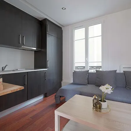 Small Studio Next To Invalides * Parigi