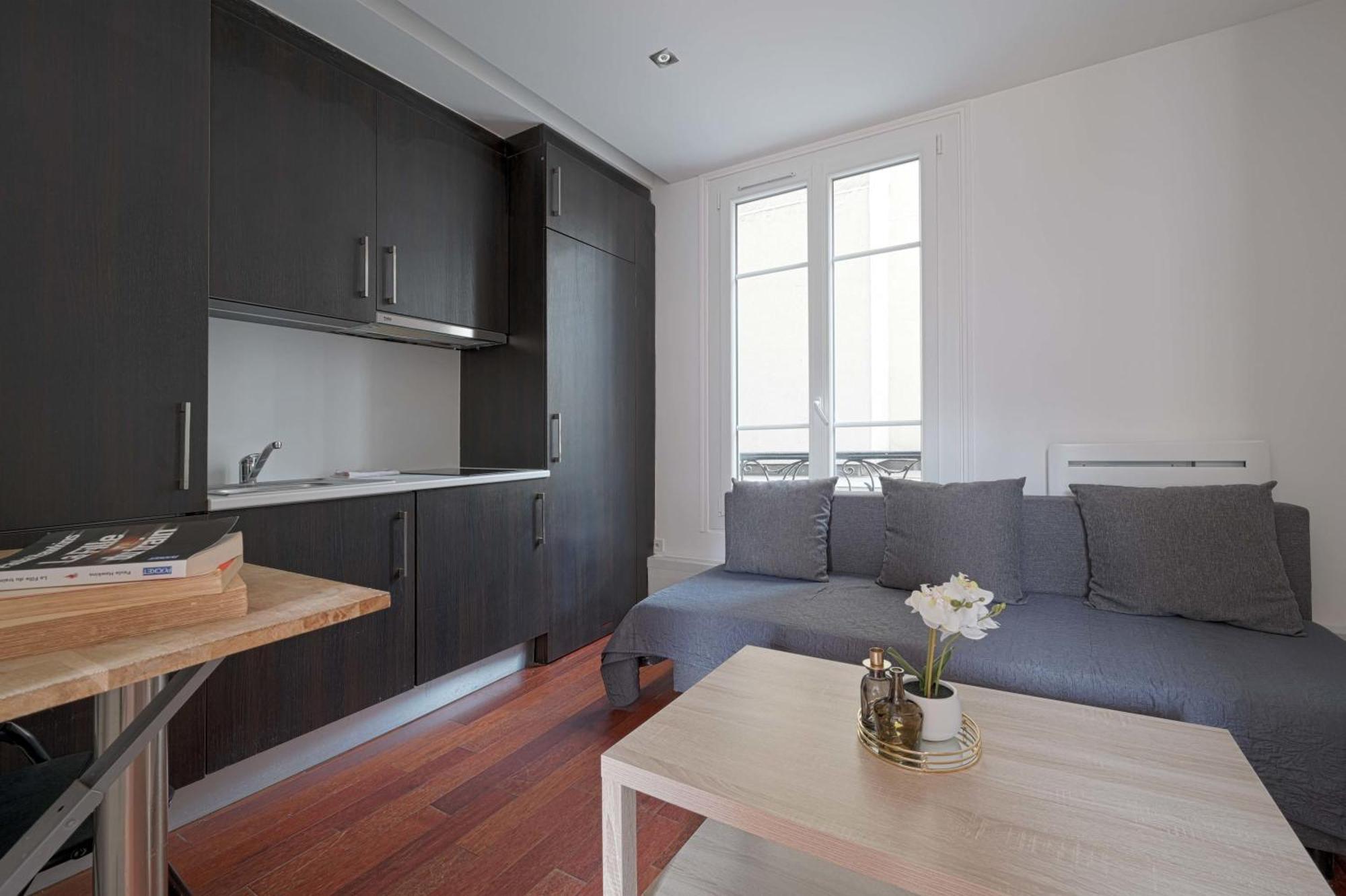 Small Studio Next To Invalides * Parigi